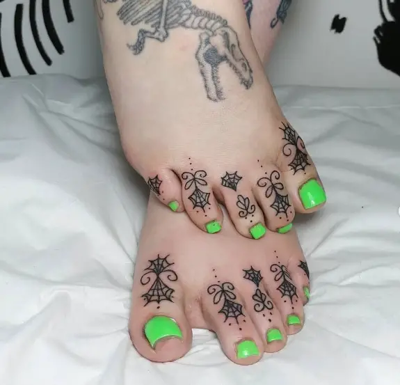 49 Pretty Toe Tattoo Ideas & FAQs Tattoo Twist